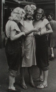 Amerykanki w spodniach dżinsowych i t-shirtach, 1945