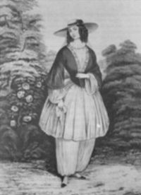 XIX-wieczna kobieta, nosząca bloomersy pod warstwą krótkiej spódnicy
