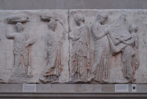 scena przekazywania peplosu, rytuał odprawiany w procesji panatejskiej, fragment fryzu z Partenonu, ok. 445 p.n.e.