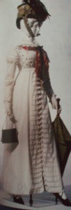 bawełniana suknia z najmodniejszymi rekwizytami – parasolką z drewniana raczka oraz reticule z metalowej siatki na sznureczku