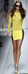 Monika Jagaciak na wybiegu w żółtej spódniczne i swetrze od Versace